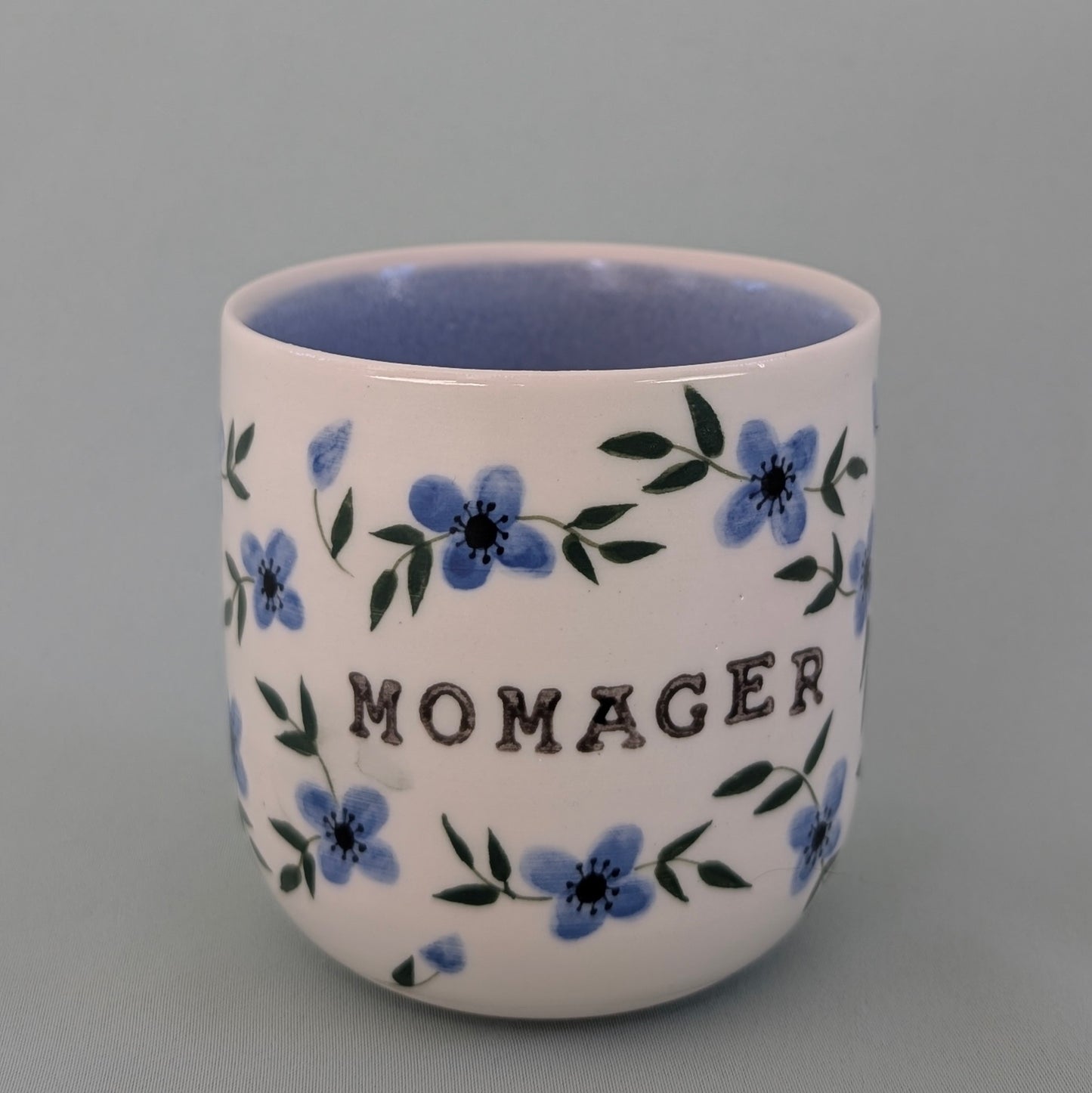 Mor kop, Momager blå blomster